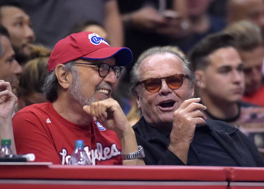 Se giochi a Los Angeles in tribuna  da prevedere la presenza di Jack Nicholson, qui col produttore James L. Brooks. Jack  un notissimo tifoso dei Lakers, ma non ha saputo resistere al richiamo del basket. E ha visto la partita dal tavolo dei cronometristi. LaPresse
